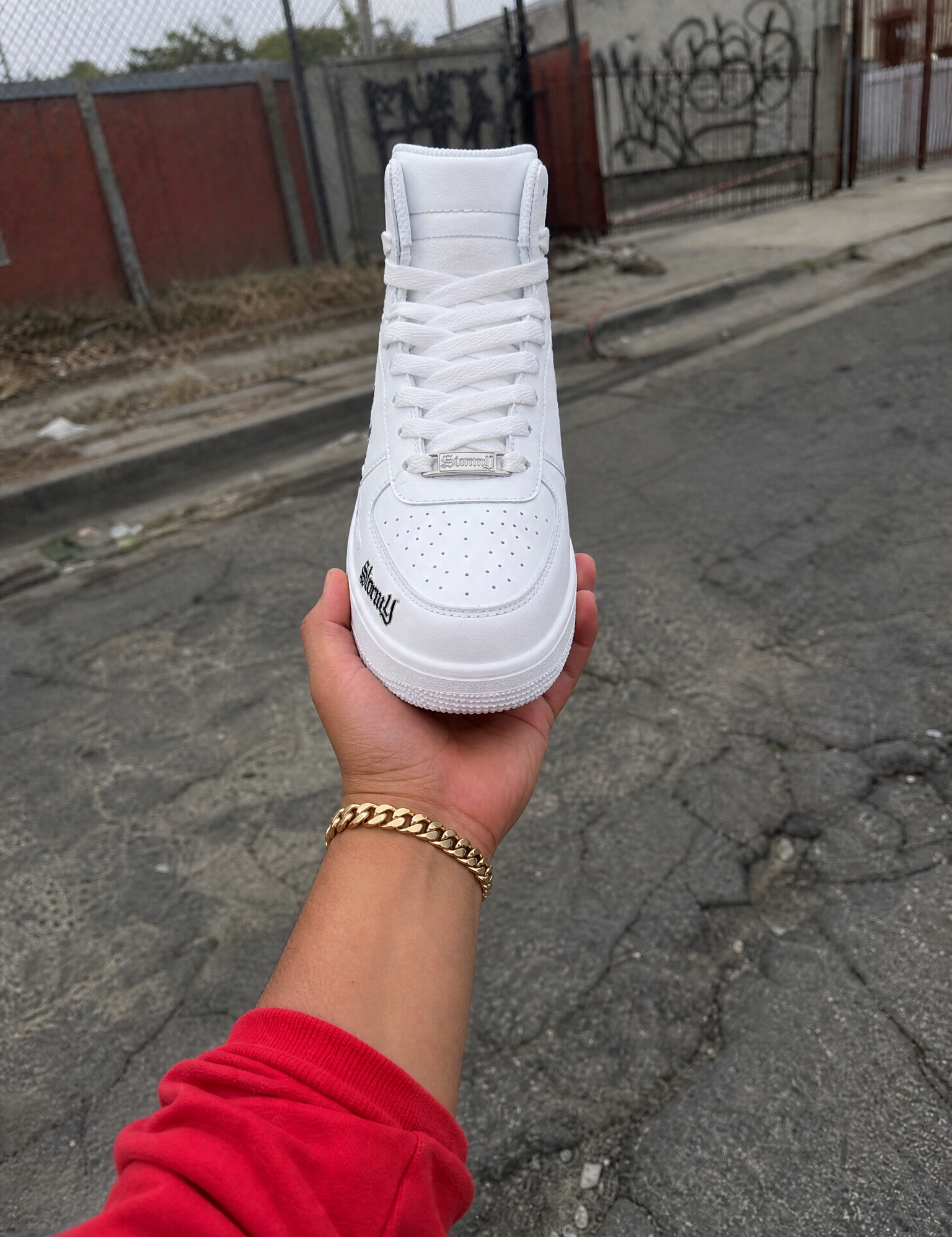 GeneratedwithKive.ai-Whitehigh-topsneakerUsetheprovidedreferenceimageasthecompositionreferenceforthescene.Preservetheexactsamehand_handposition_grip_wristangle_braceletplacement_1.png