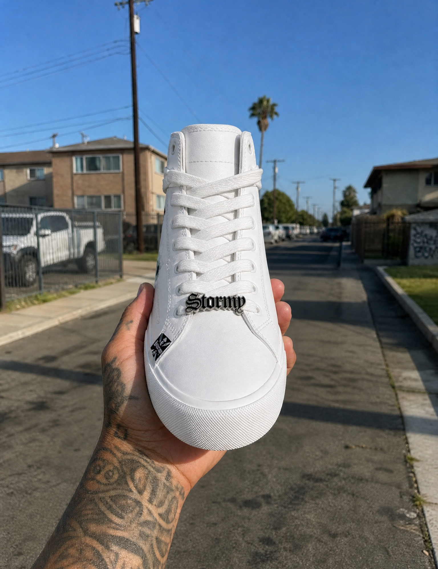 GeneratedwithKive.ai-WhiteleathersneakerUsetheprovidedreferenceimageasthecompositionreferenceforthescene.Preservetheexactsamehand_handposition_grip_wristangle_braceletplacement__8_17ca1019-f2d9-4cdf-9f97-98e264e05cbc.png