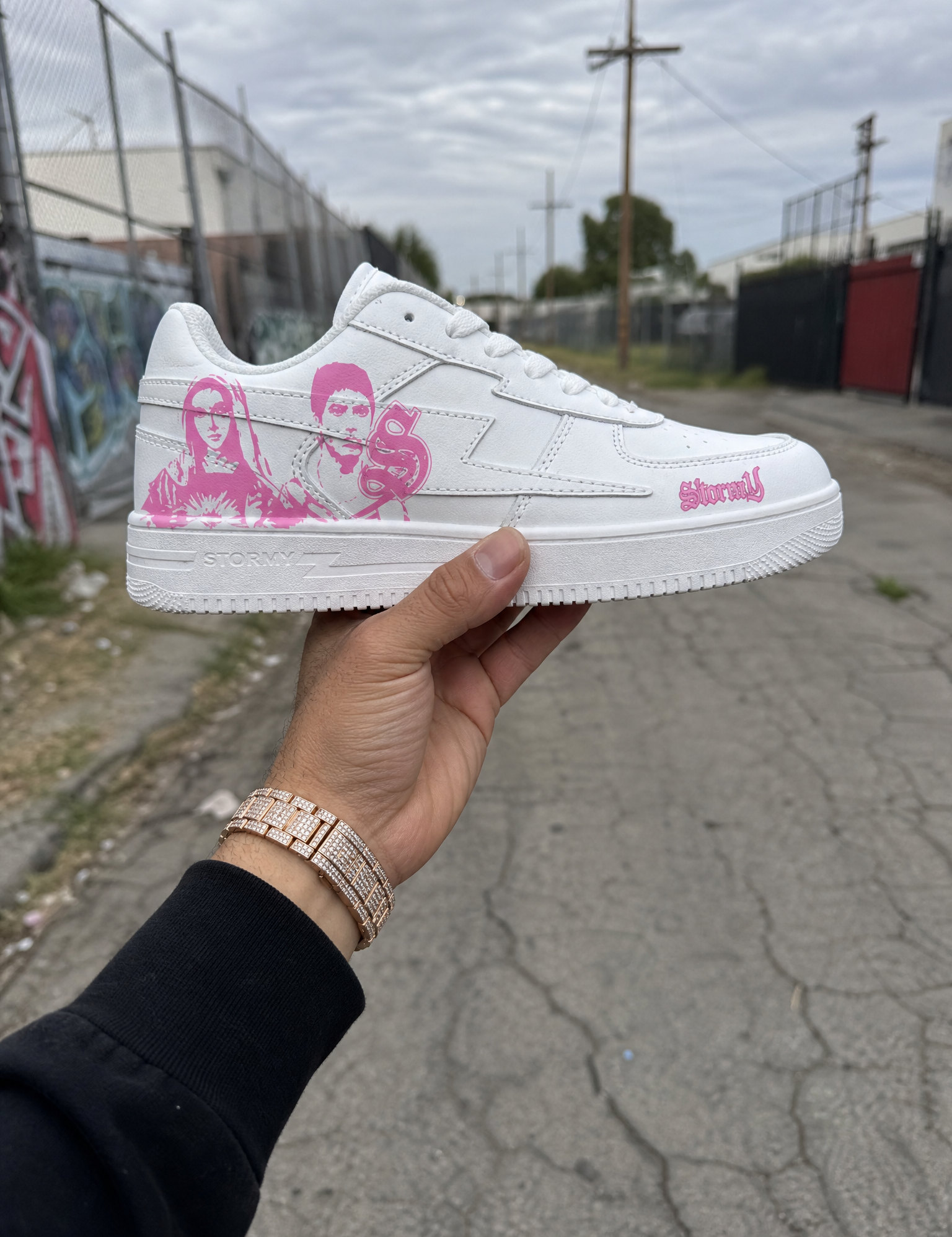GeneratedwithKive.ai-WhiteleathersneakersUltra-realisticRAWhandheldmobilephonephoto_capturedfromthemodel_sownpointofviewasifheiscasuallytakingaquicksmartphonepicture.Thecamera_3.png